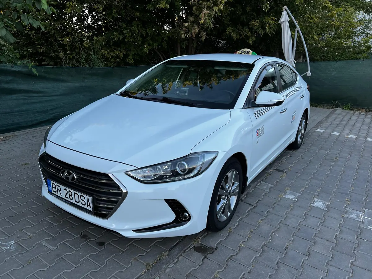 Mașina albă BrailaTaxi.ro, văzută din față